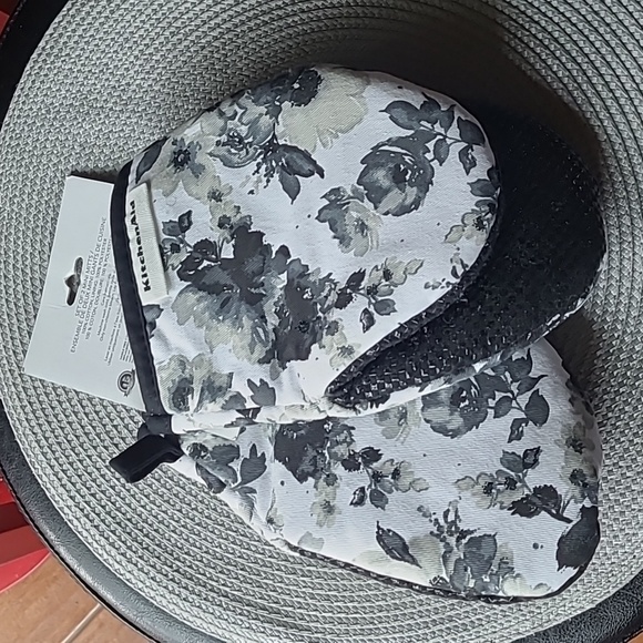 KitchenAid Mini Mitts - Picture 2 of 9
